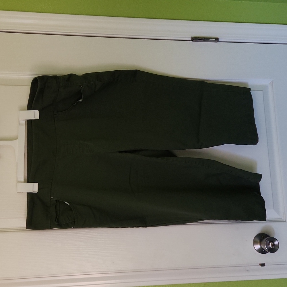 Green capris